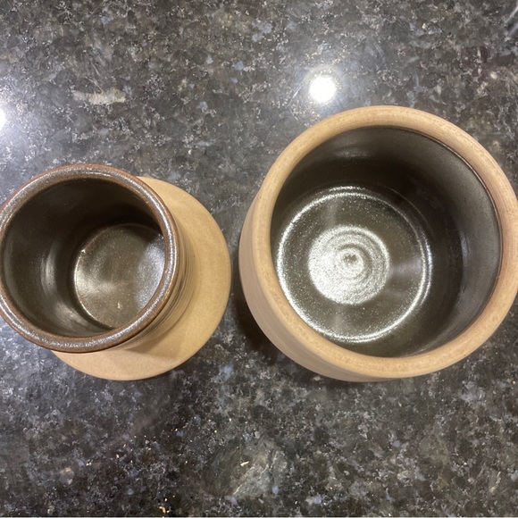 Studio pottery butter keeper “W & K” with wheat grass etching on the top - Picture 9 of 9